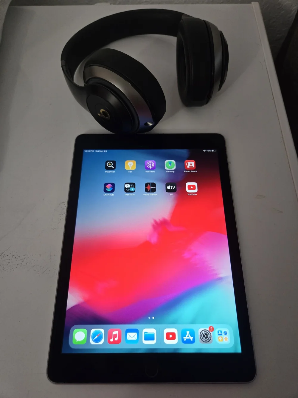 Apple iPad Air 2 64GB Unlucked Wifi & Bests By Dre Studio 2 Wirless Back